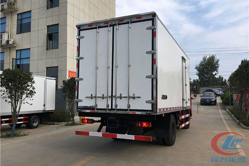 凯时优质运营商集团东风天锦冷藏车（厢长6.1米）侧面图